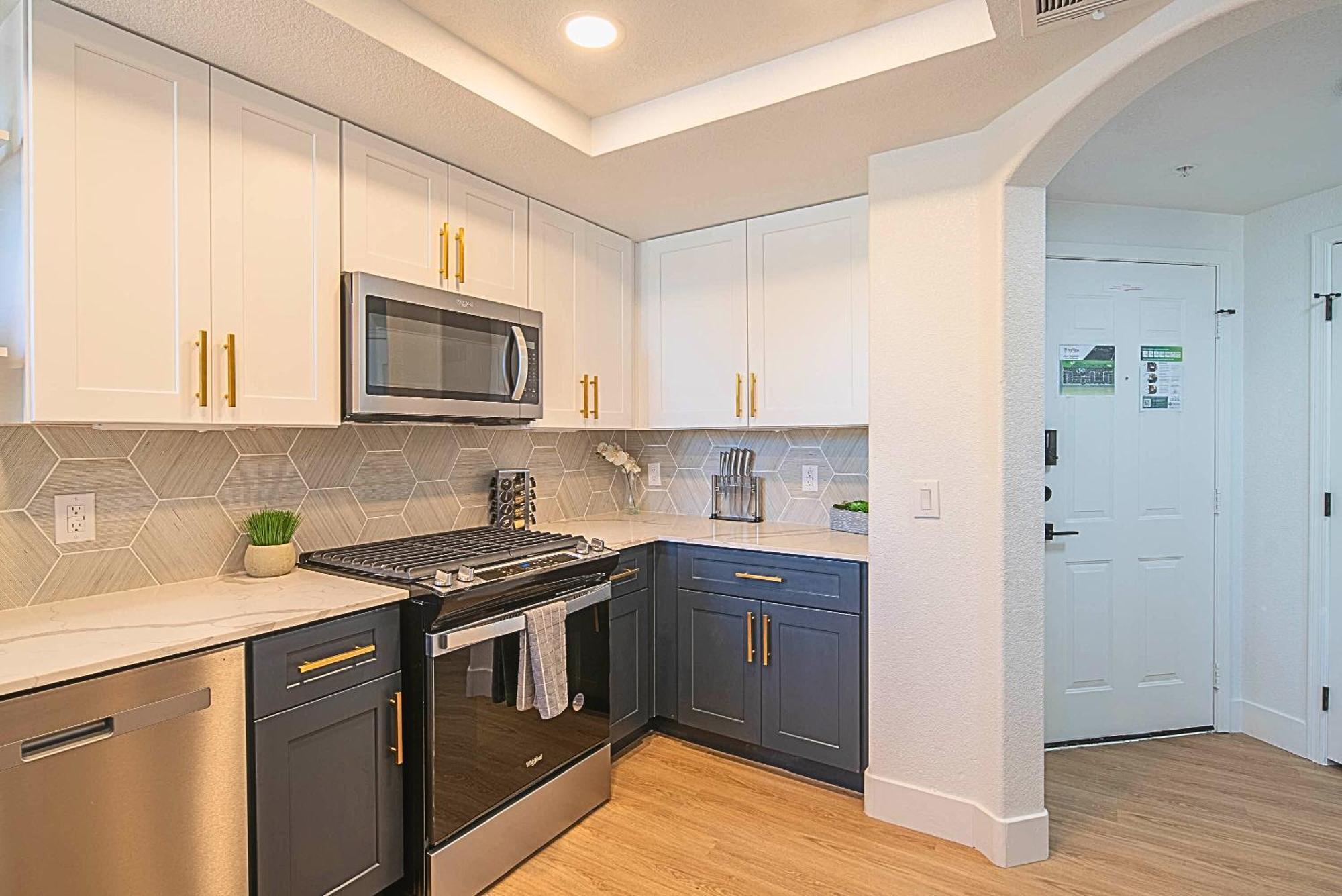 Apartment Walkout Patio-views -walk To Upscale Shops &dining - 170 *