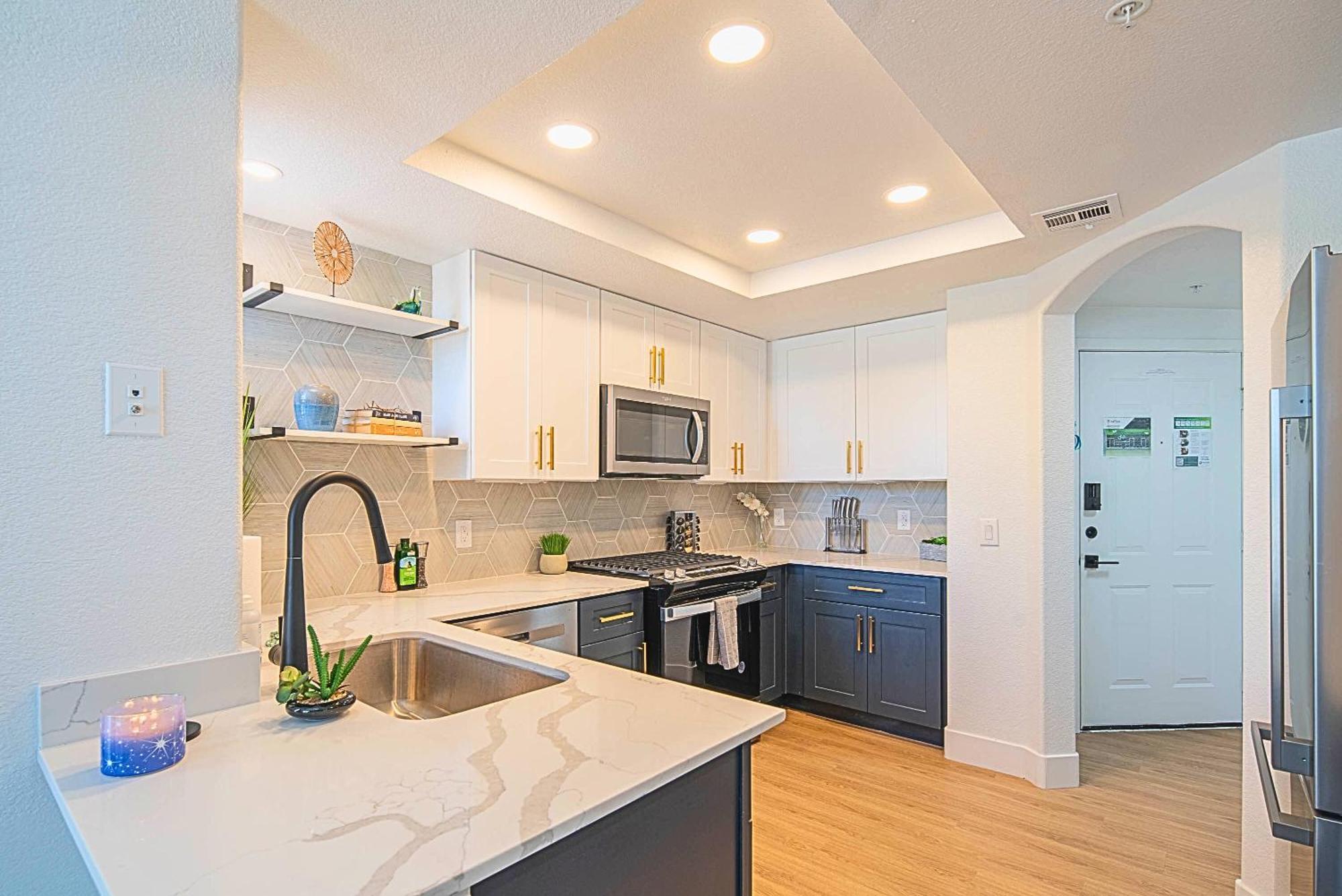 Walkout Patio-views -walk To Upscale Shops &dining - 170 Apartment