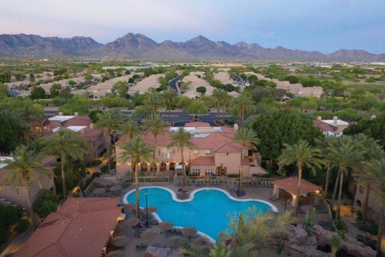 Enjoy Two Outdoor Pools In Setting 1bd Holiday home Scottsdale