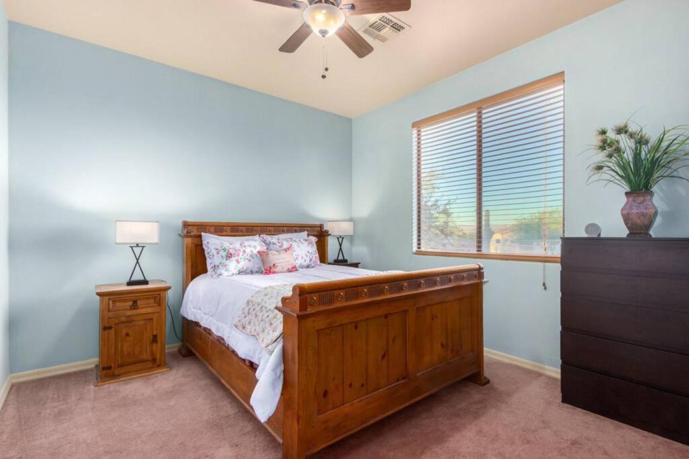 Desert Tranquility 4 Bedroom With Heated Pool Holiday home