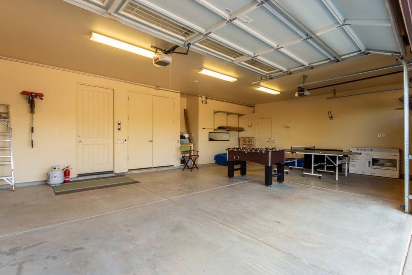Desert Tranquility 4 Bedroom With Heated Pool Holiday home *