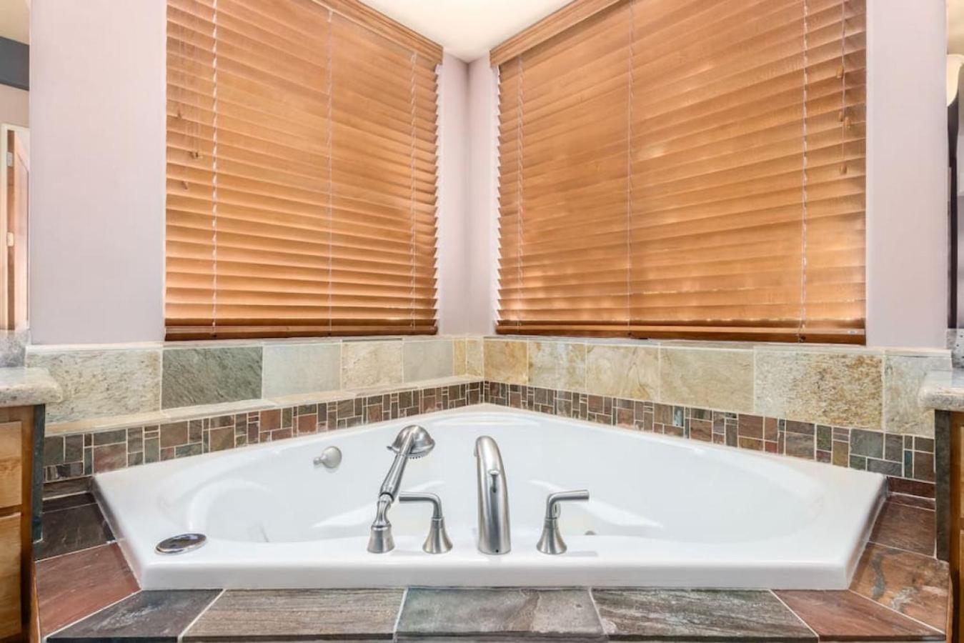 Holiday home Desert Tranquility 4 Bedroom With Heated Pool *