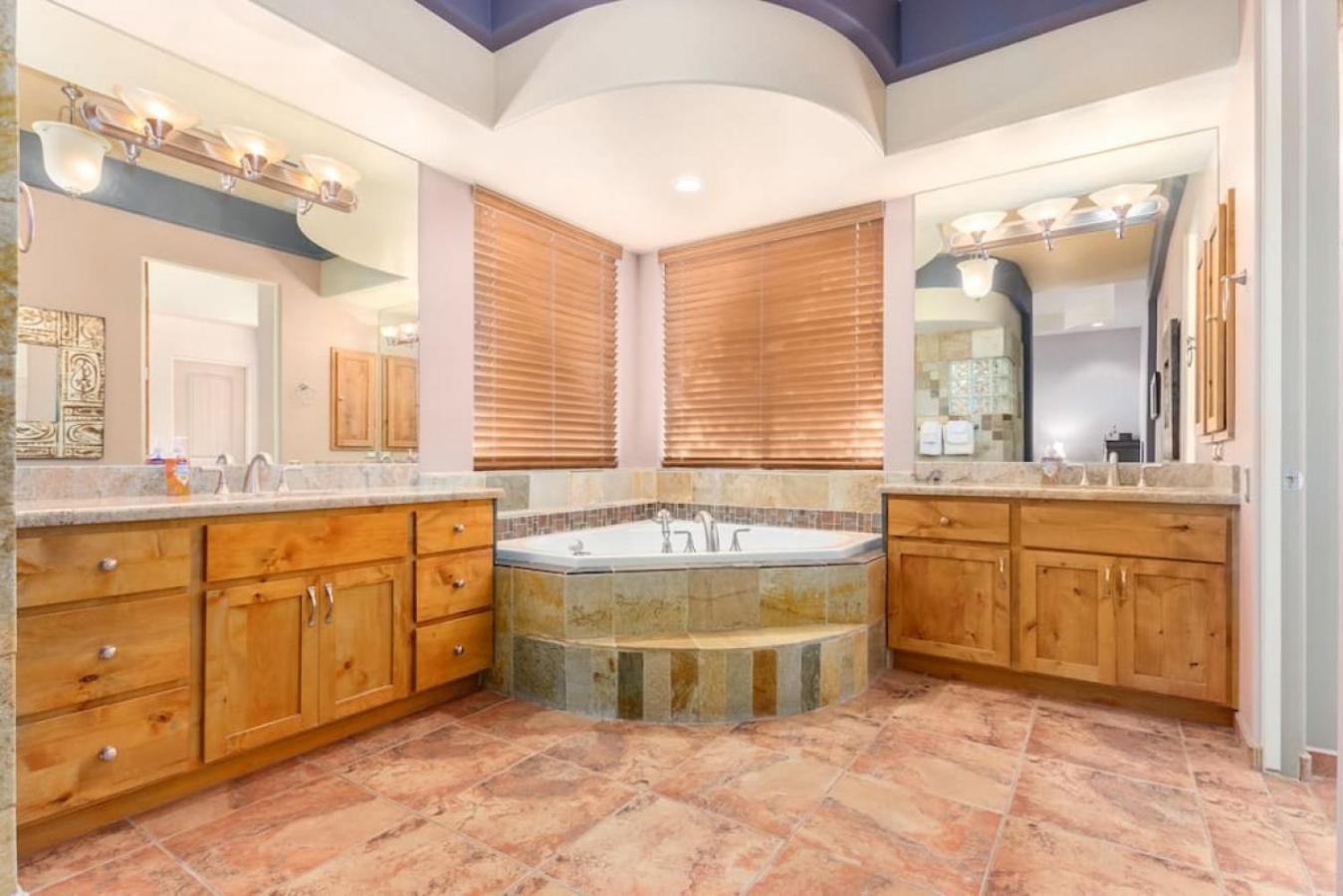 Holiday home Desert Tranquility 4 Bedroom With Heated Pool *