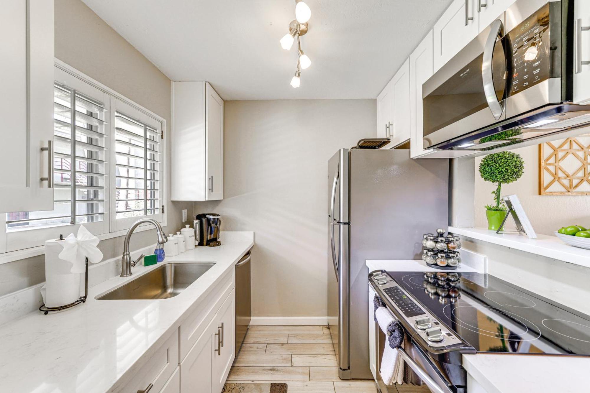Apartment With Pool Walk To Old Town!