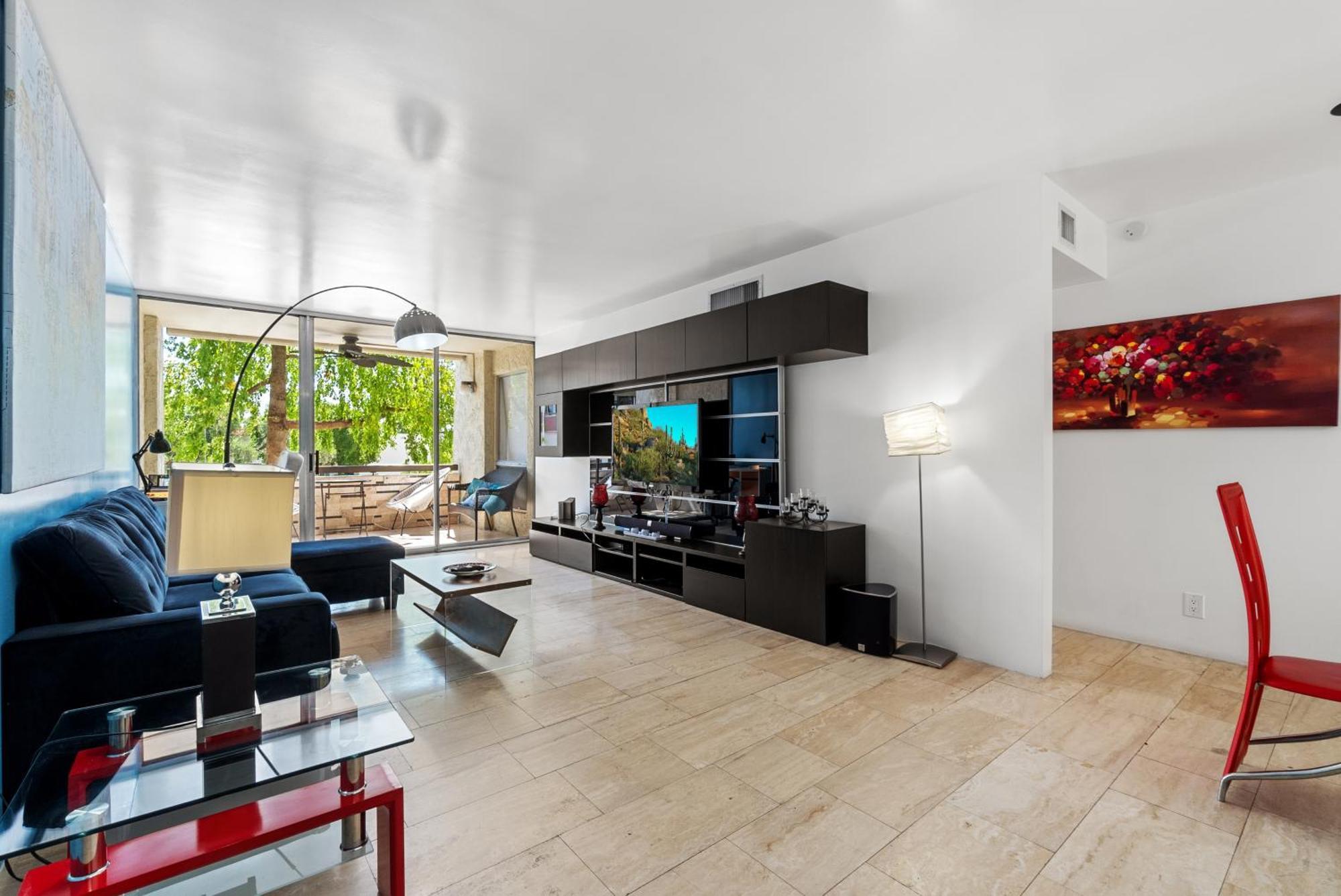 Primo Location - Heated Pool & Parking *