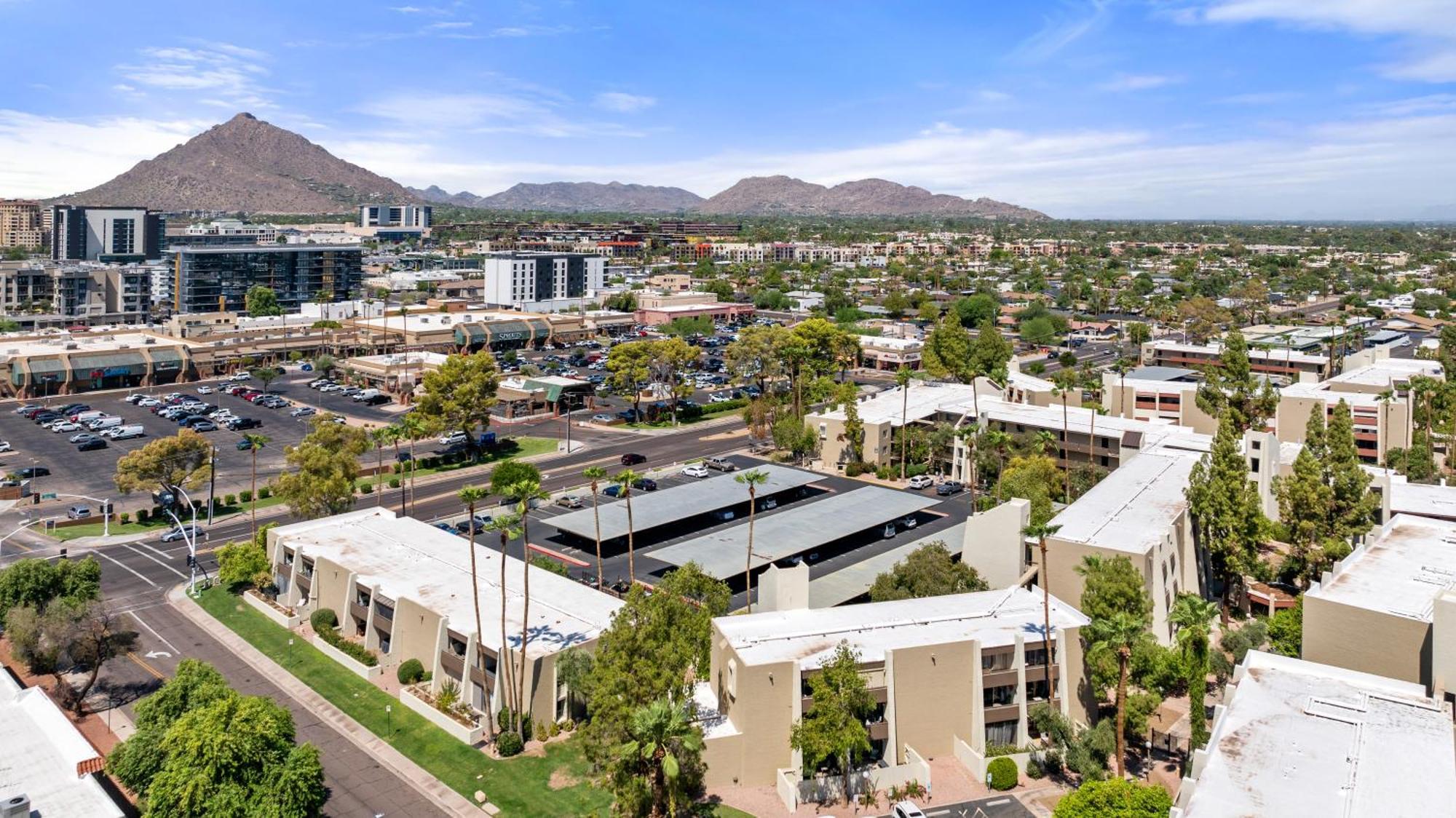 Apartment Primo Location - Heated Pool & Parking