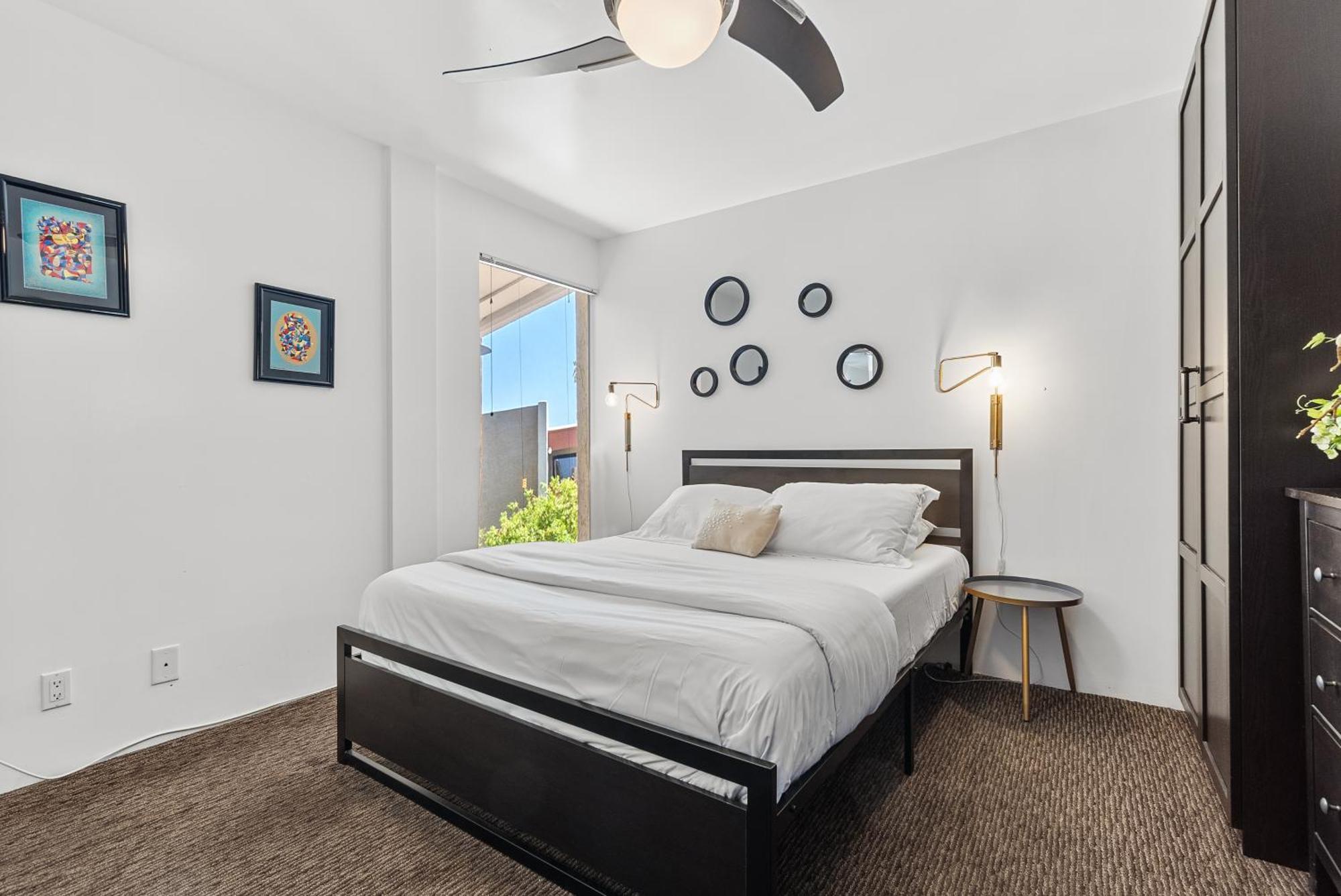Primo Location - Heated Pool & Parking Apartment *