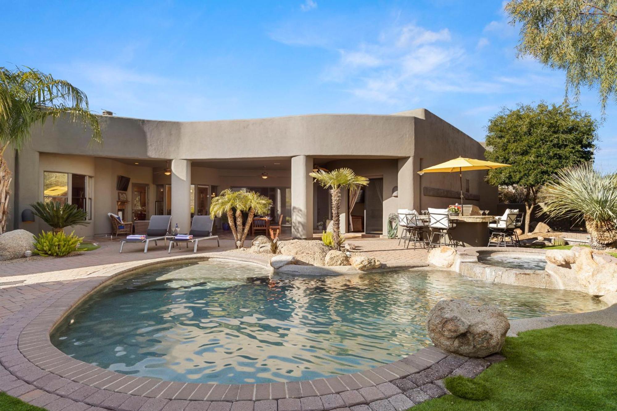 The Debonair Derby By Paseohomesaz With Heated Pool Holiday home