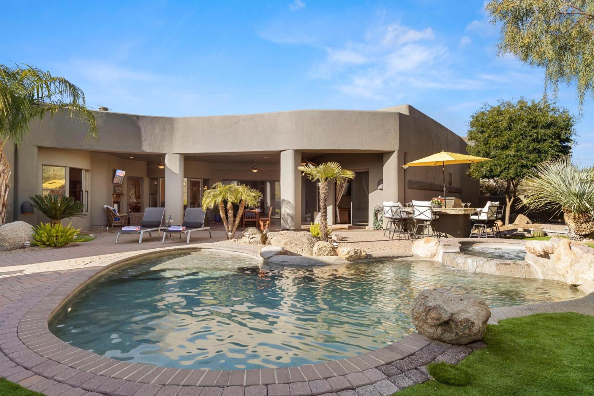 The Debonair Derby By Paseohomesaz With Heated Pool Holiday home