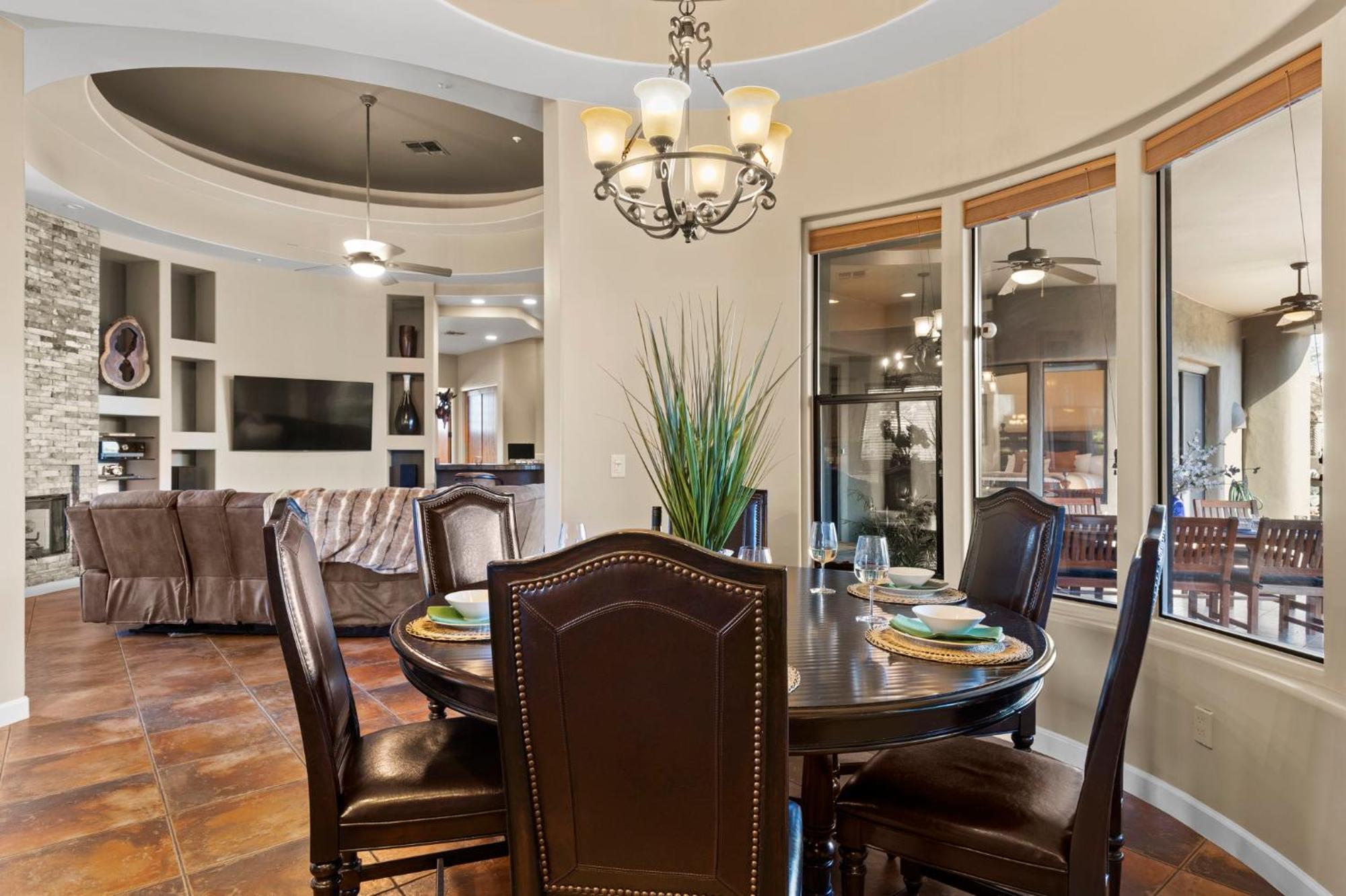 Holiday home The Debonair Derby By Paseohomesaz With Heated Pool