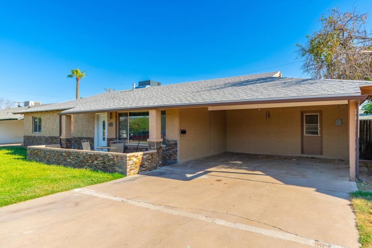 Gem! Pool, Patio, & Prime Location! Holiday home
