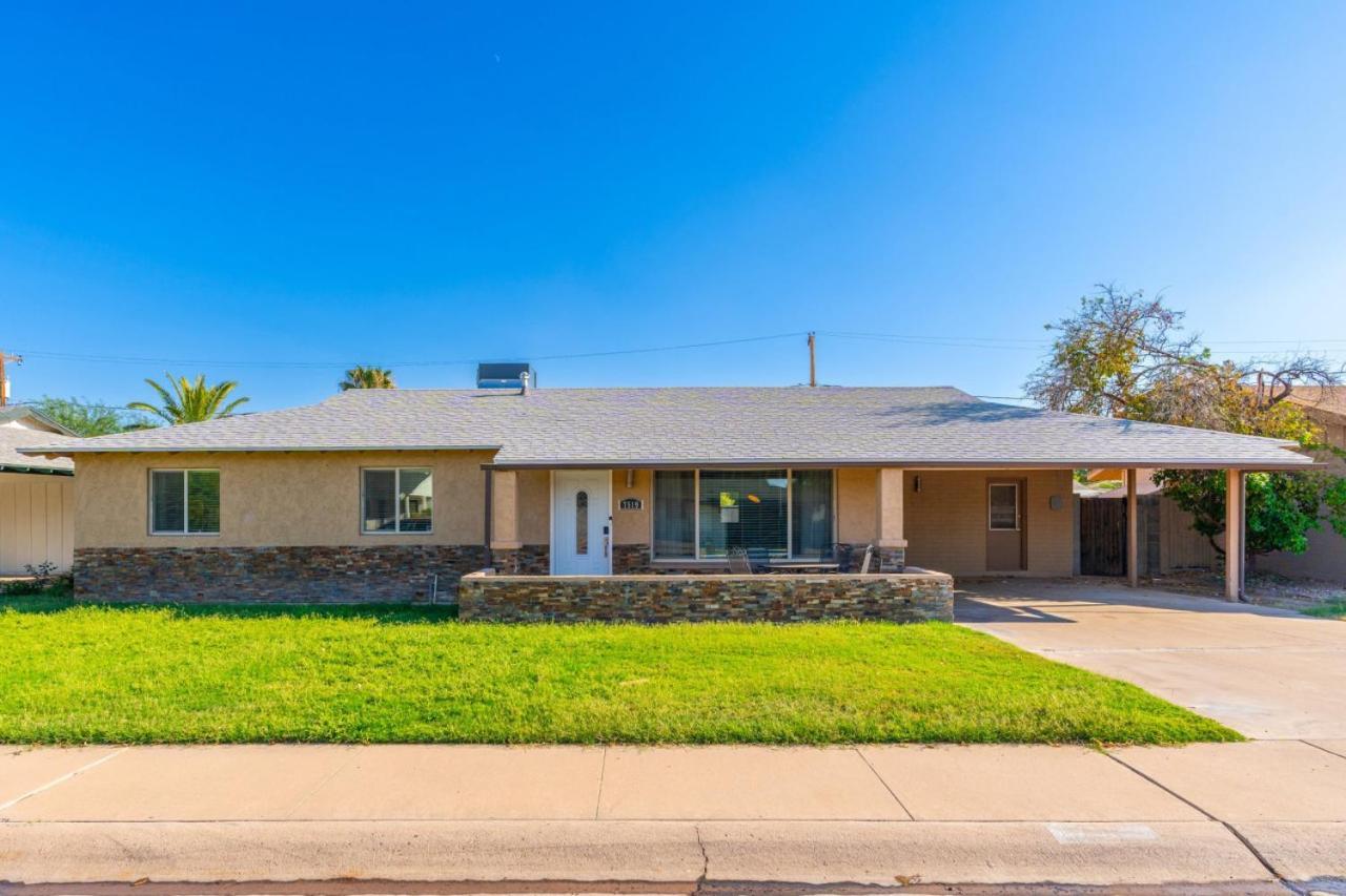 Gem! Pool, Patio, & Prime Location! Holiday home