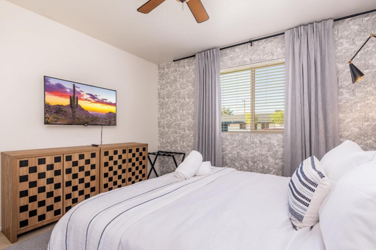Gem! Pool, Patio, & Prime Location! Holiday home