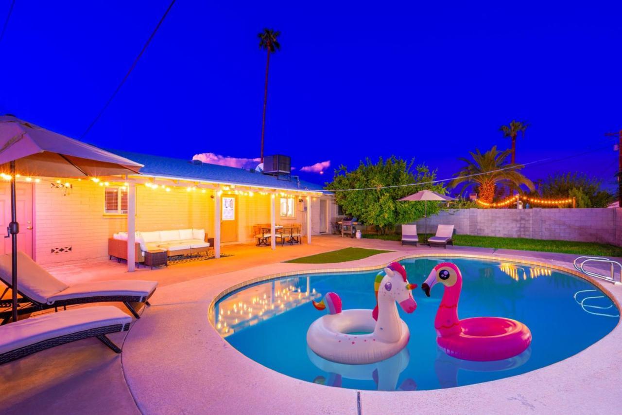Gem! Pool, Patio, & Prime Location! Holiday home