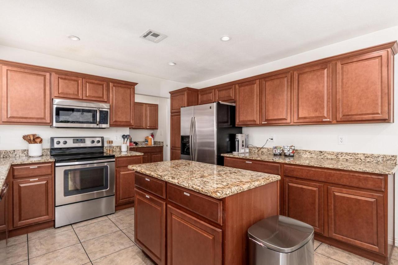 Gem! Pool, Patio, & Prime Location! Holiday home
