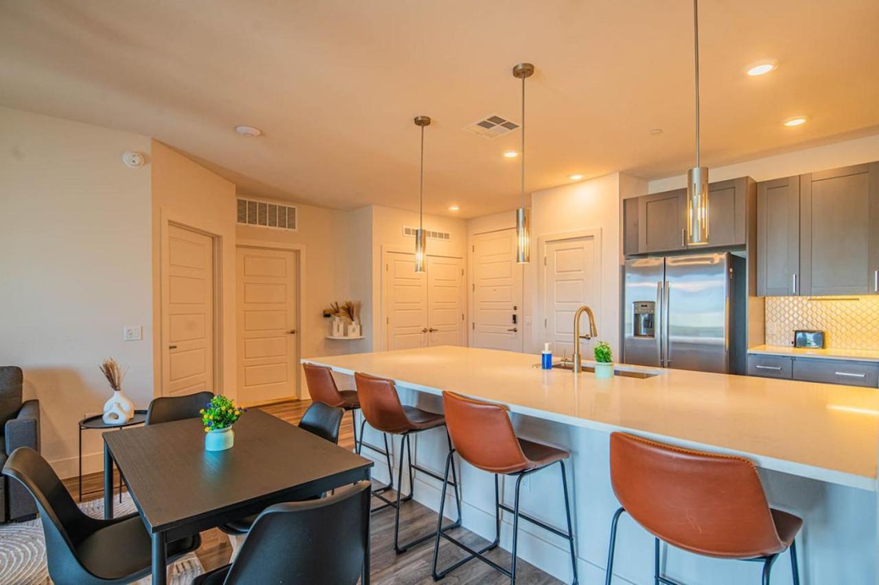 Stunning 2br Kierland Common, Tpc Golf, Pool, Gym, W-d