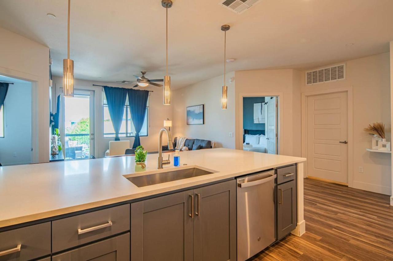 Stunning 2br Kierland Common, Tpc Golf, Pool, Gym, W-d *
