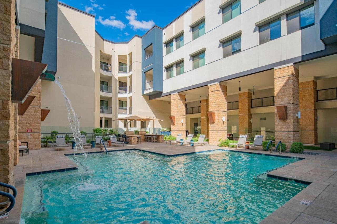 Apartment Stunning 2br Kierland Common, Tpc Golf, Pool, Gym, W-d *