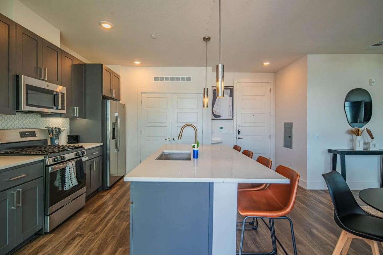 Serene 1br Kierland Commons, Tpc Golf, Pool, Gym, W-d