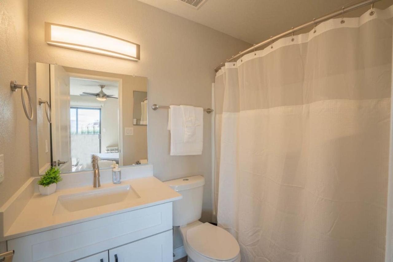 Modern 2bd - Parking, Gym, Pool - Sleeps 8 - 5 Min Casino * Scottsdale