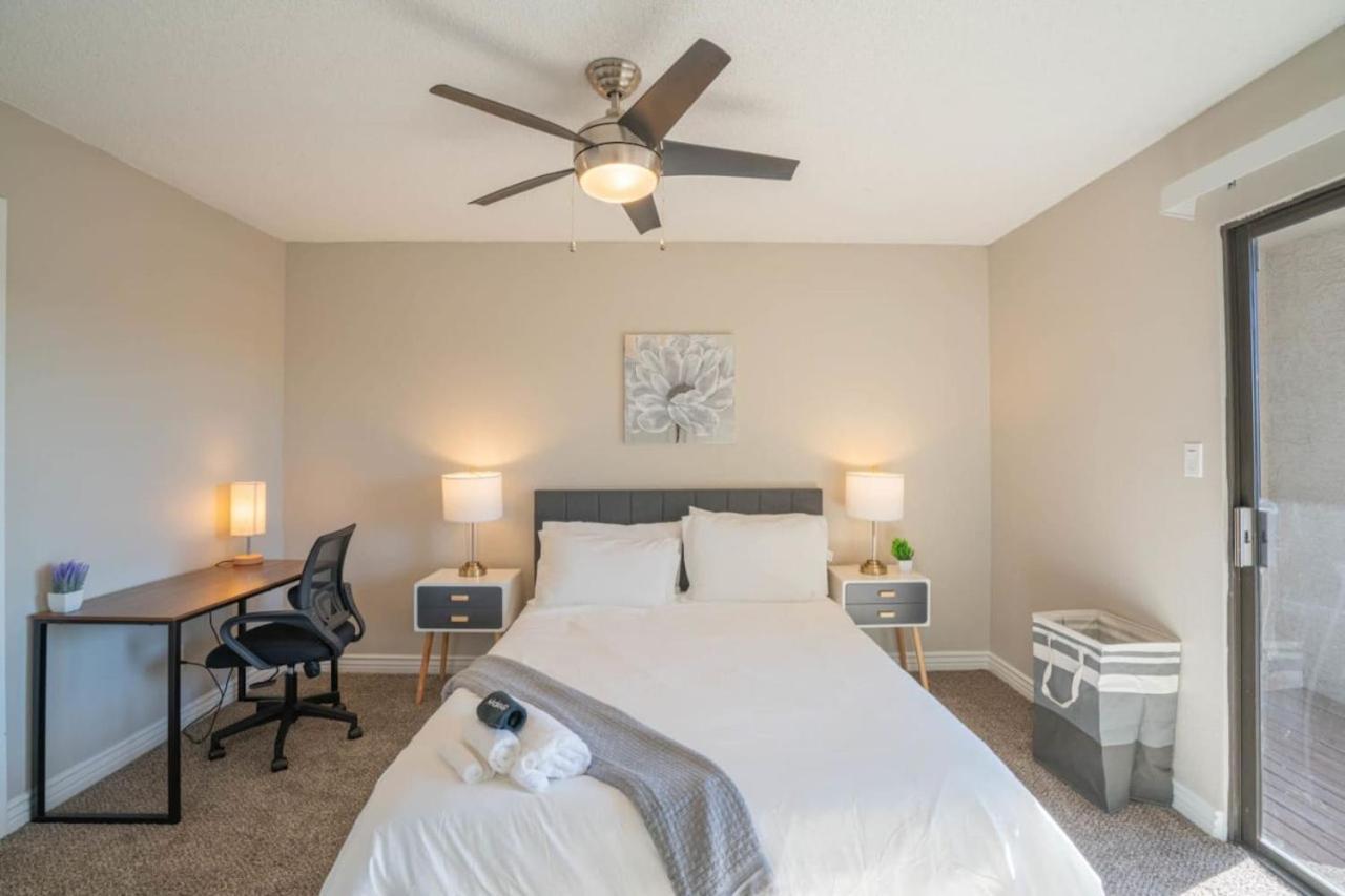 Modern 2bd - Parking, Gym, Pool - Sleeps 8 - 5 Min Casino *