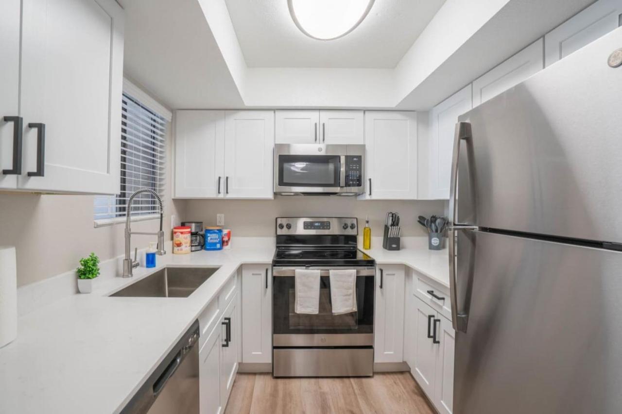 Modern 2bd - Parking, Gym, Pool - Sleeps 8 - 5 Min Casino Scottsdale
