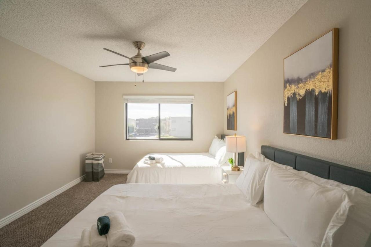 Modern 2bd - Parking, Gym, Pool - Sleeps 8 - 5 Min Casino Apartment