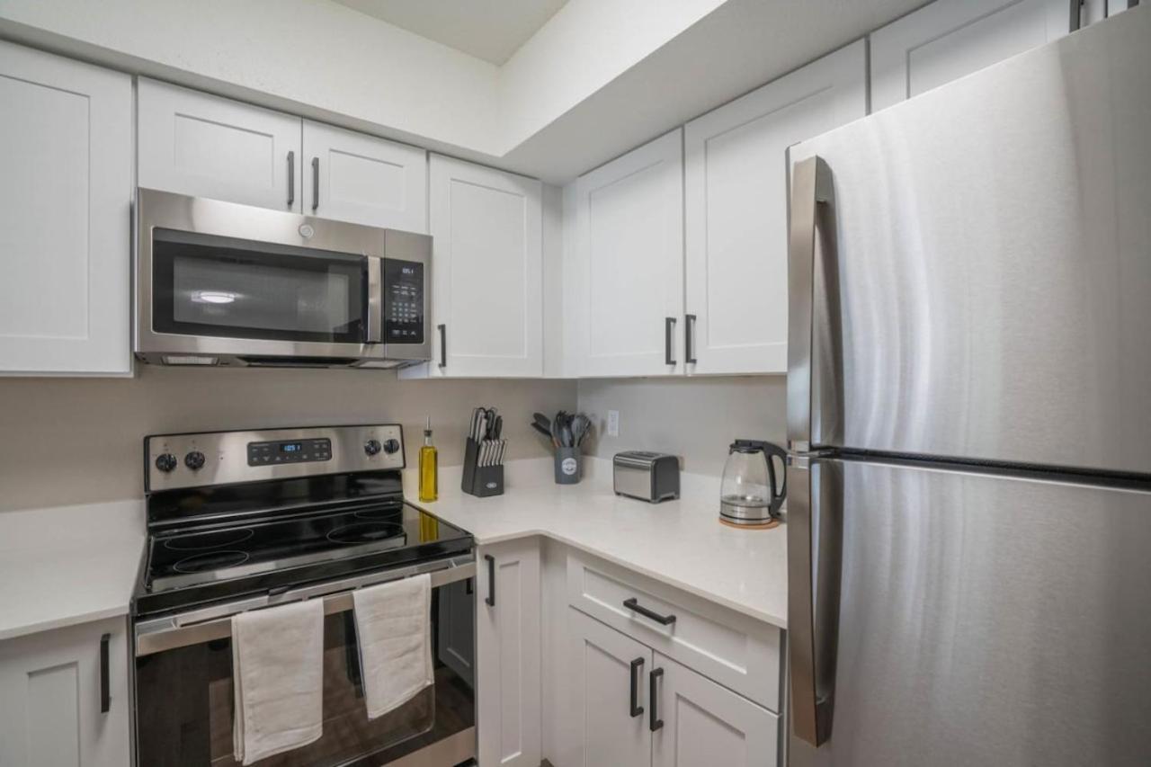 Modern 2bd - Parking, Gym, Pool - Sleeps 8 - 5 Min Casino *