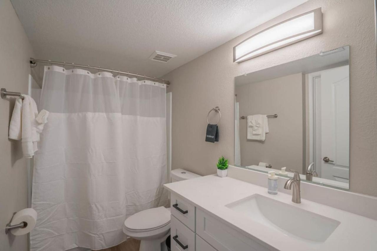 Modern 2bd - Parking, Gym, Pool - Sleeps 8 - 5 Min Casino Apartment