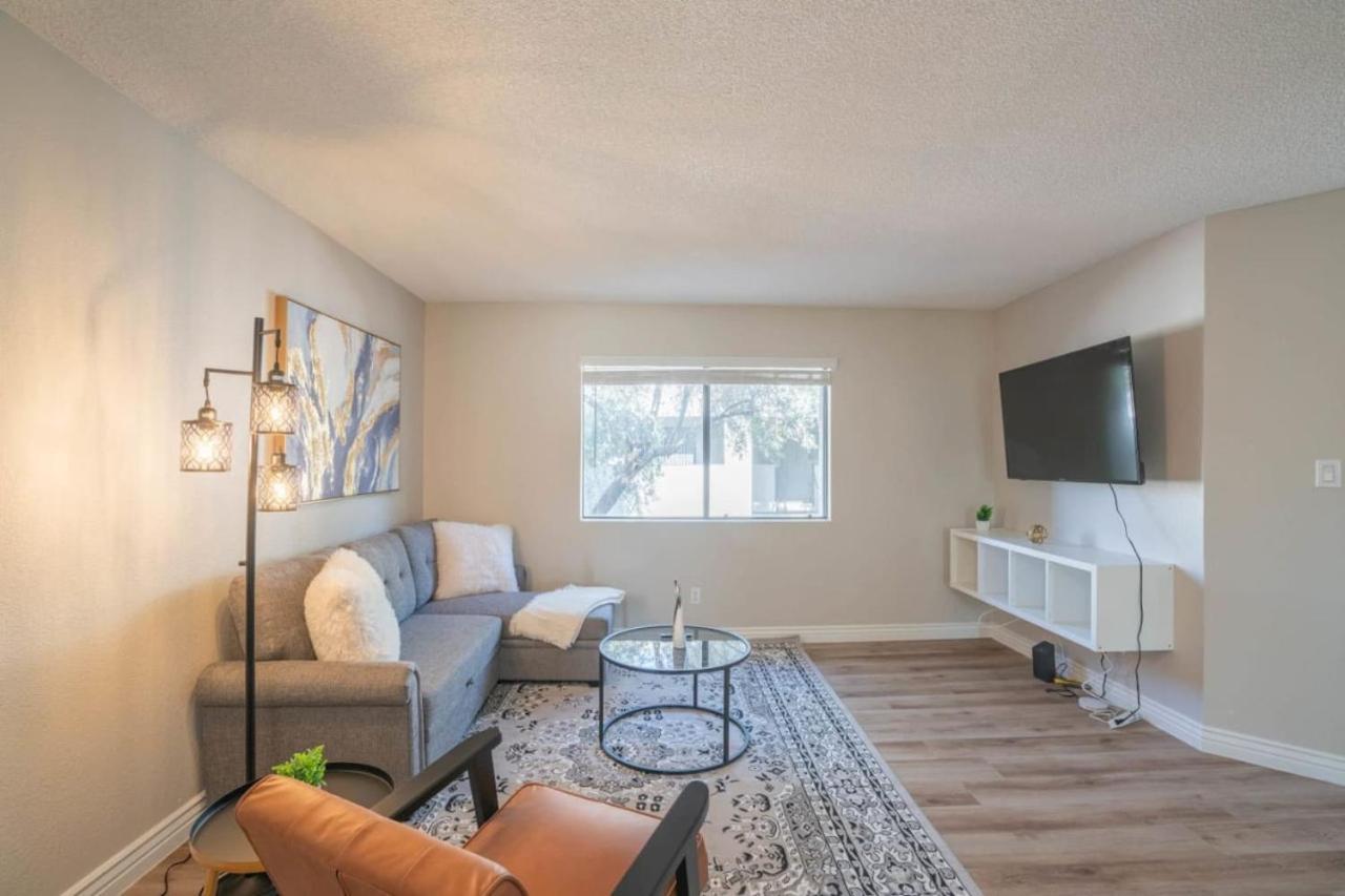 Modern 2bd - Parking, Gym, Pool - Sleeps 8 - 5 Min Casino