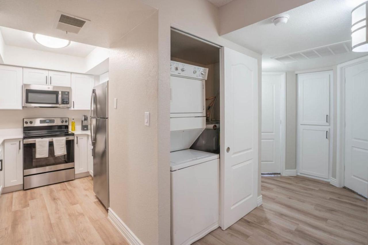 Apartment Modern 2bd - Parking, Gym, Pool - Sleeps 8 - 5 Min Casino Scottsdale