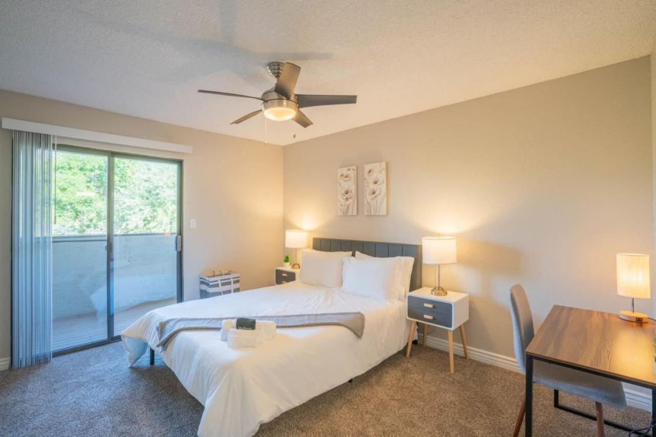 Unique 2bd - Parking, Gym, Pool - Sleeps 8 - 5min Casino Apartment Scottsdale