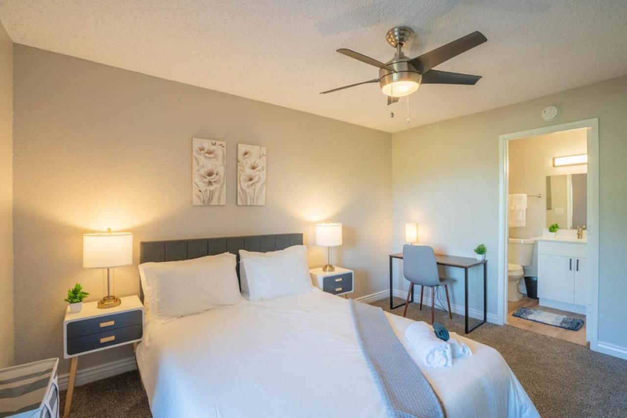 Unique 2bd - Parking, Gym, Pool - Sleeps 8 - 5min Casino *