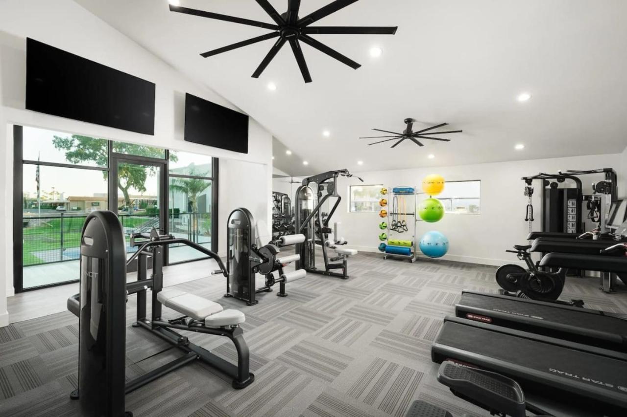 Unique 2bd - Parking, Gym, Pool - Sleeps 8 - 5min Casino
