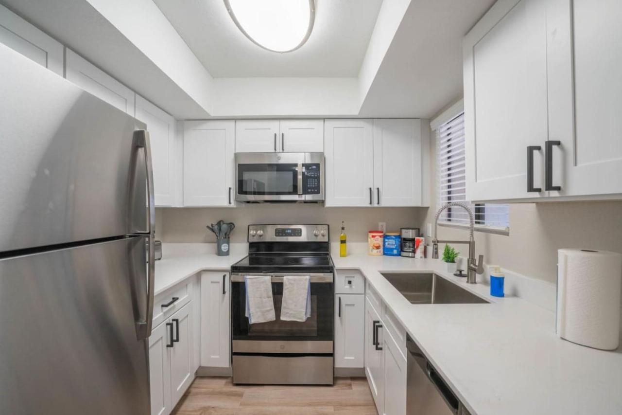 Unique 2bd - Parking, Gym, Pool - Sleeps 8 - 5min Casino Apartment
