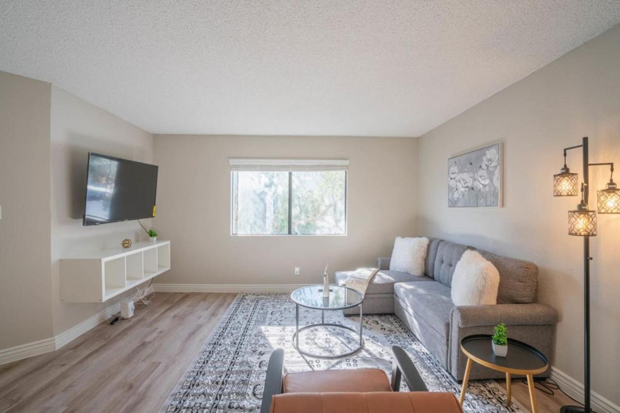 Unique 2bd - Parking, Gym, Pool - Sleeps 8 - 5min Casino Apartment