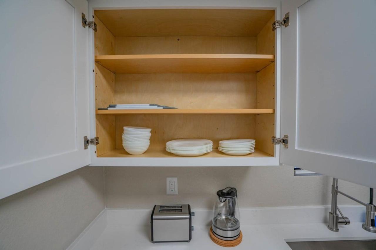 Spacious 2bd - Parking, Gym, Pool - Sleep 8 - 5min Casino Apartment