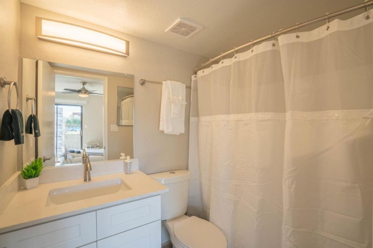 Spacious 2bd - Parking, Gym, Pool - Sleep 8 - 5min Casino Apartment *