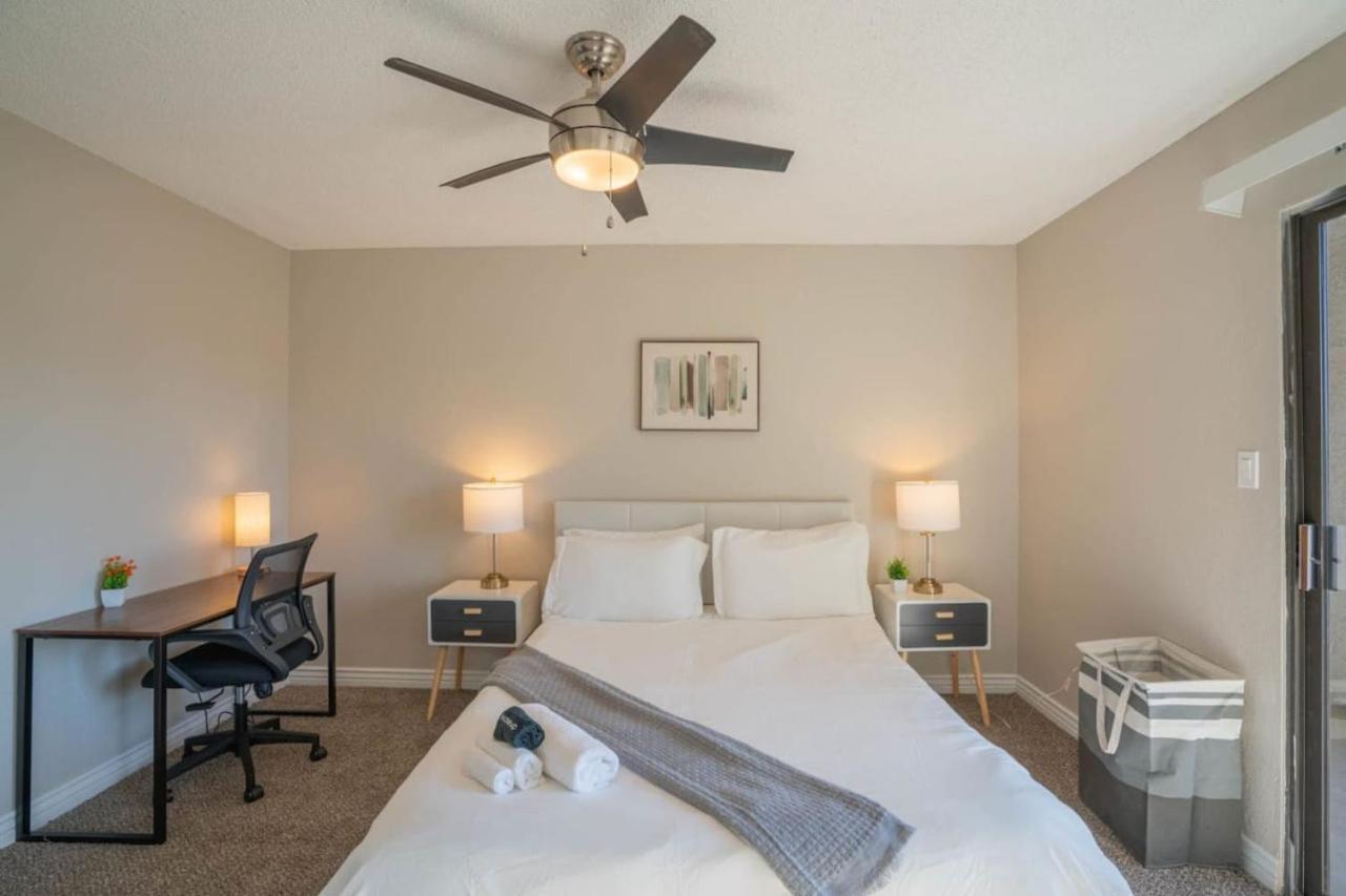 Spacious 2bd - Parking, Gym, Pool - Sleep 8 - 5min Casino Apartment Scottsdale