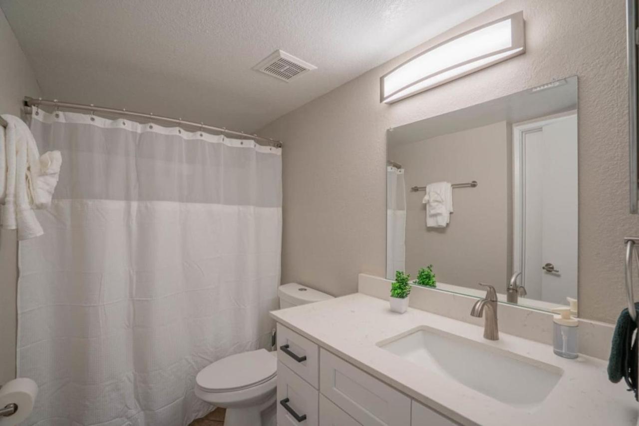 Spacious 2bd - Parking, Gym, Pool - Sleep 8 - 5min Casino Apartment