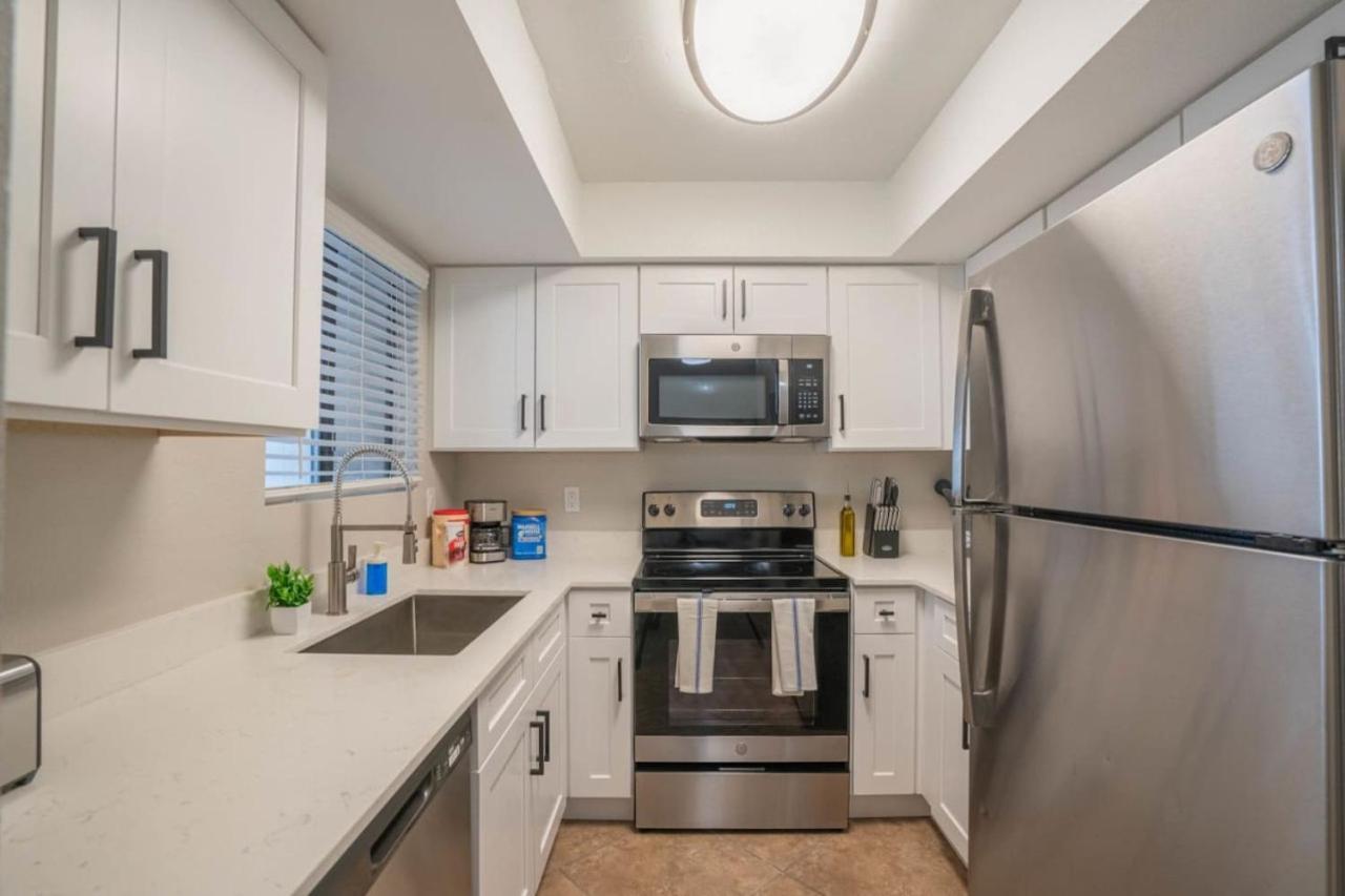 Apartment Spacious 2bd - Parking, Gym, Pool - Sleep 8 - 5min Casino