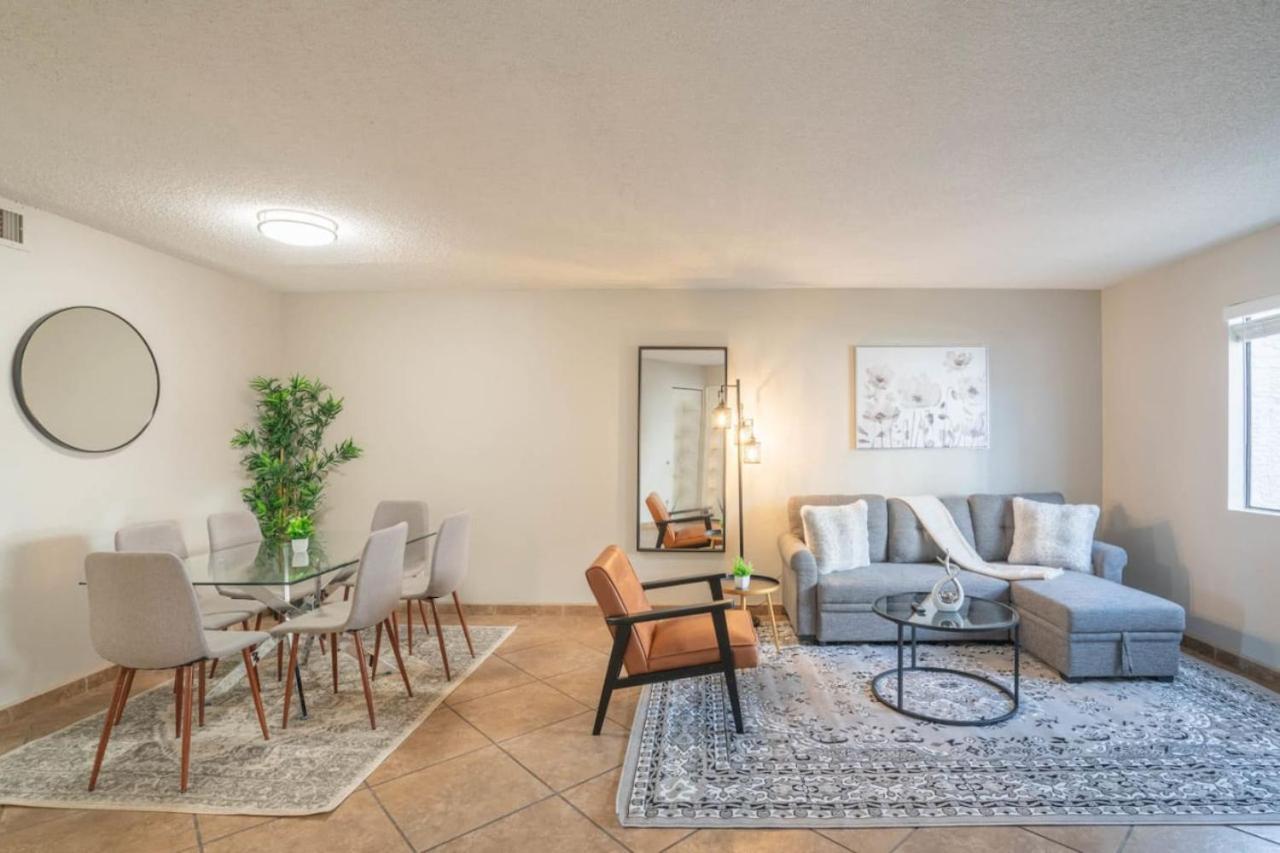 Apartment Spacious 2bd - Parking, Gym, Pool - Sleep 8 - 5min Casino