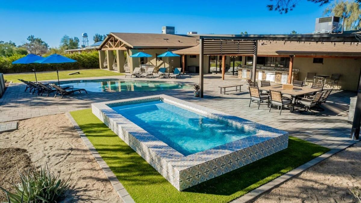 Davenport - Scottsdale's Largest Hot Tub - Sportcourt