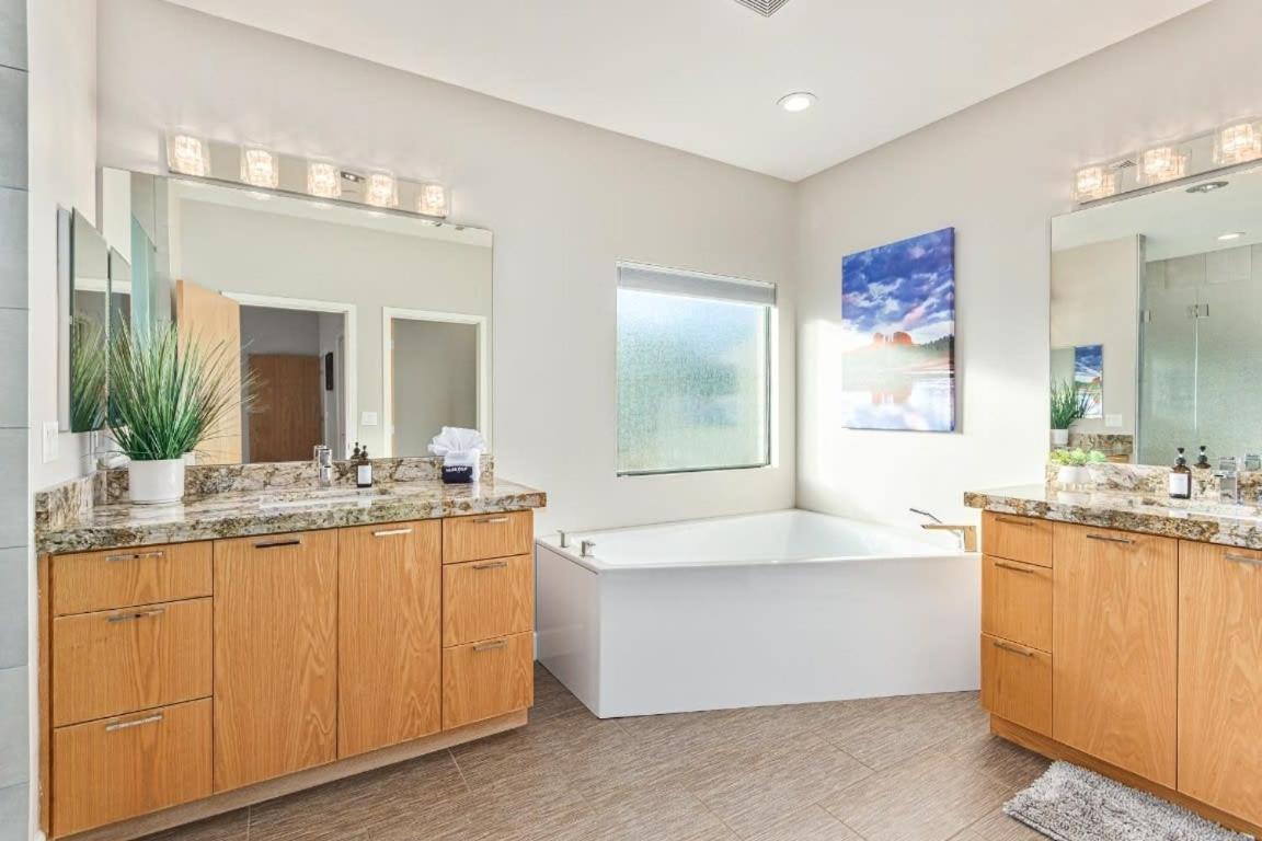 Davenport - Scottsdale's Largest Hot Tub - Sportcourt * Scottsdale