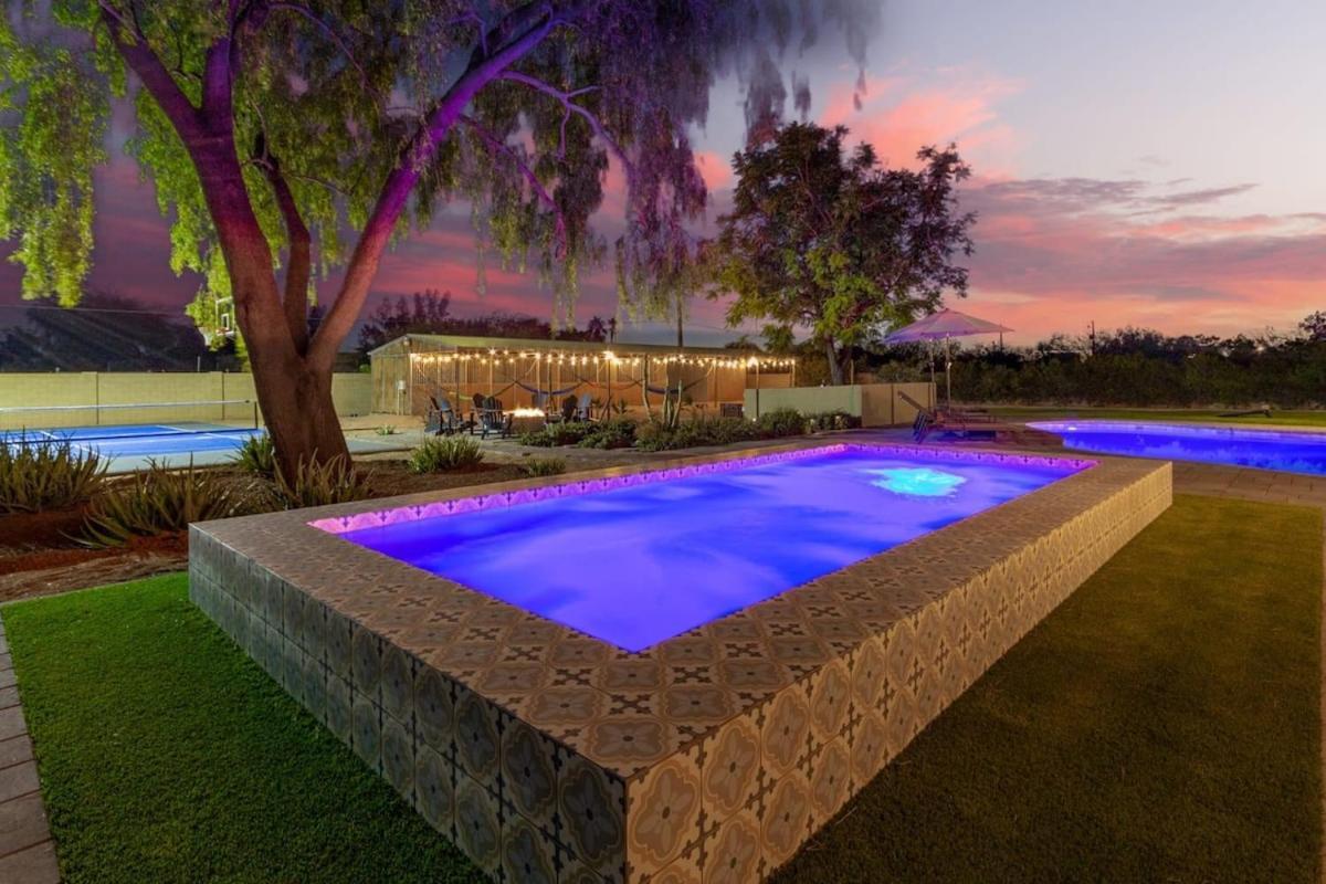 Davenport - Scottsdale's Largest Hot Tub - Sportcourt *