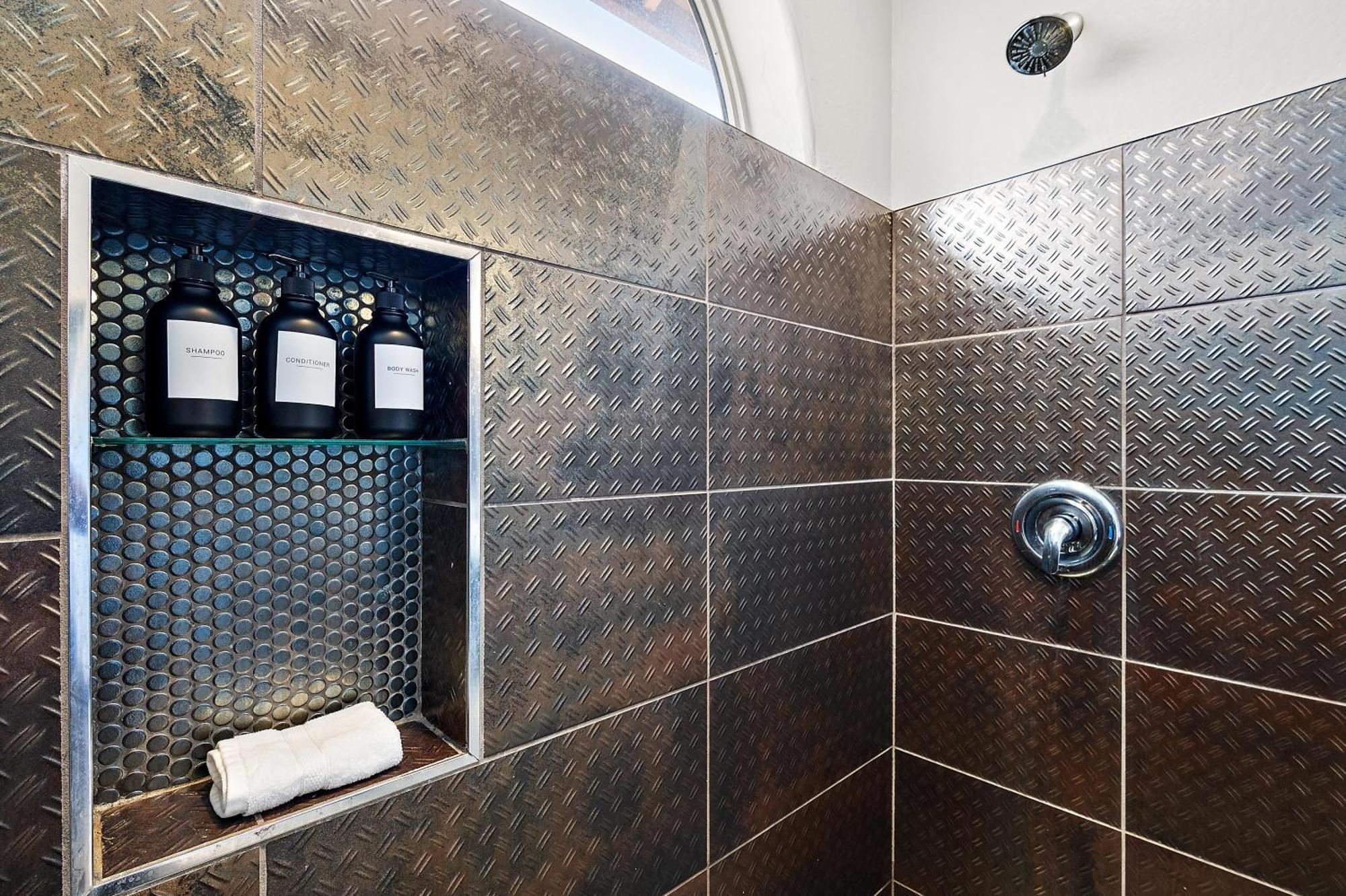 Elegant Desert Retreat With Private Pool, Hot Tub, Game Room, And Family-friendly Amenities Scottsdale