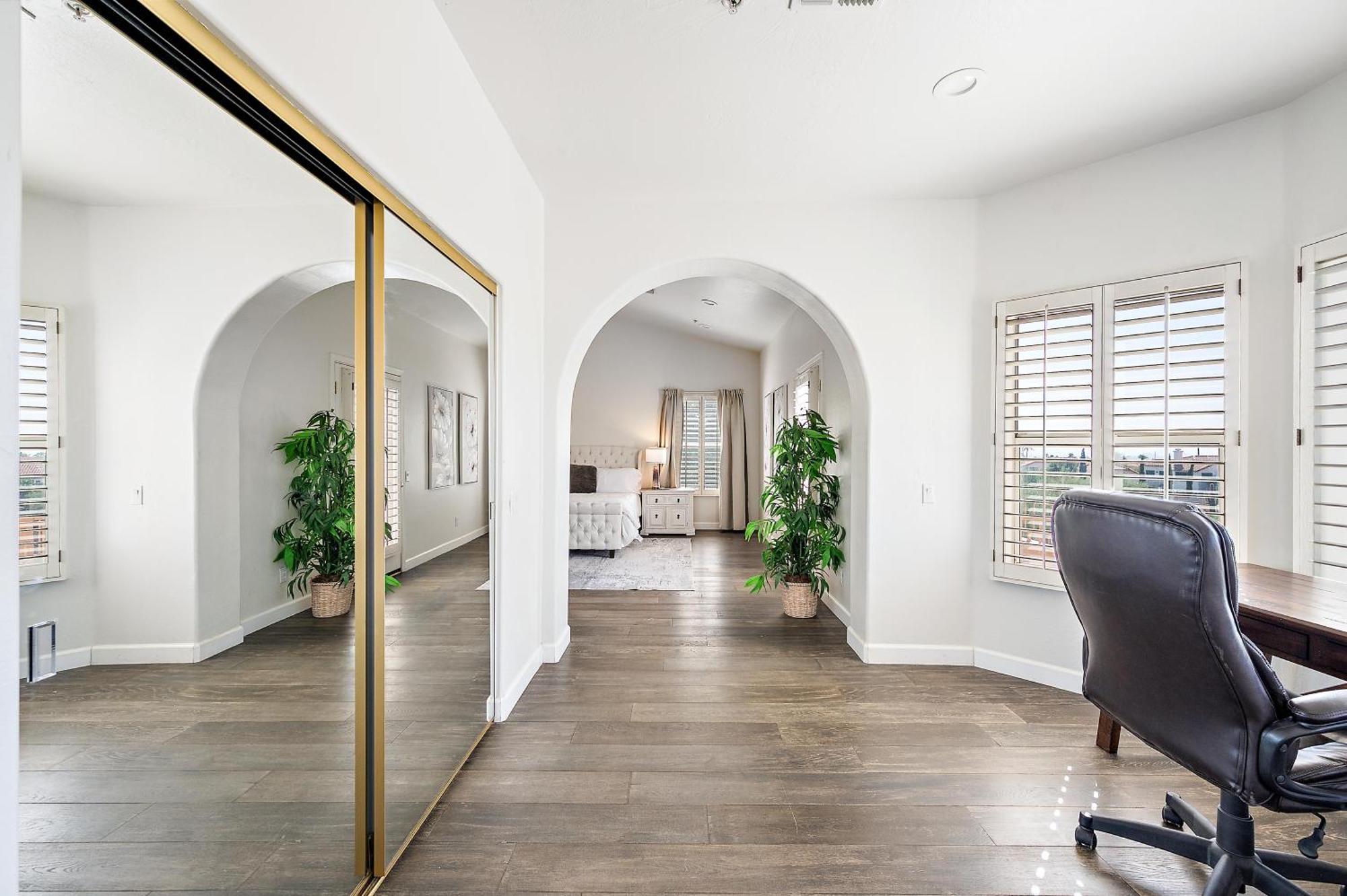 Elegant Desert Retreat With Private Pool, Hot Tub, Game Room, And Family-friendly Amenities Scottsdale