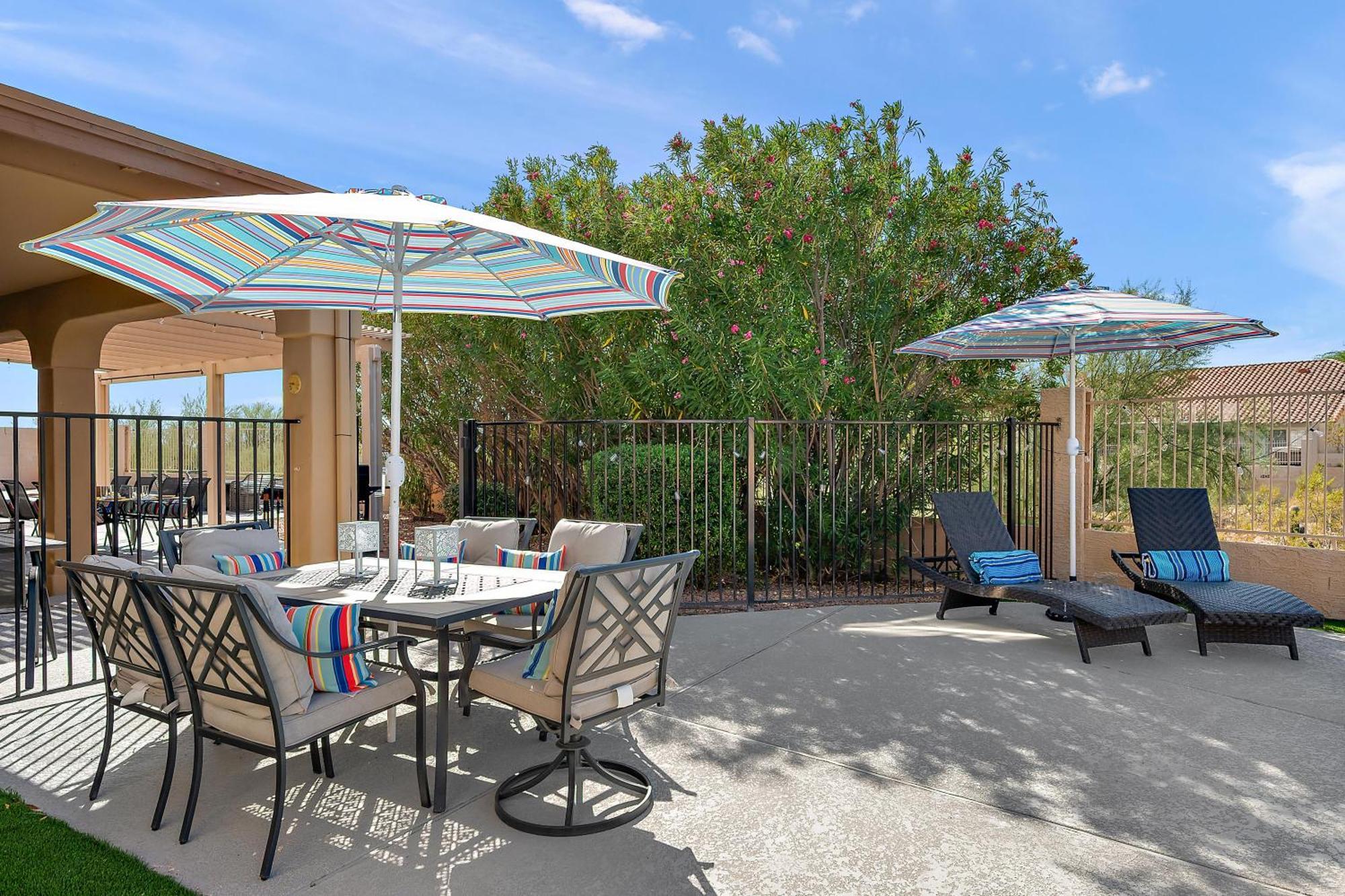 Elegant Desert Retreat With Private Pool, Hot Tub, Game Room, And Family-friendly Amenities Holiday home