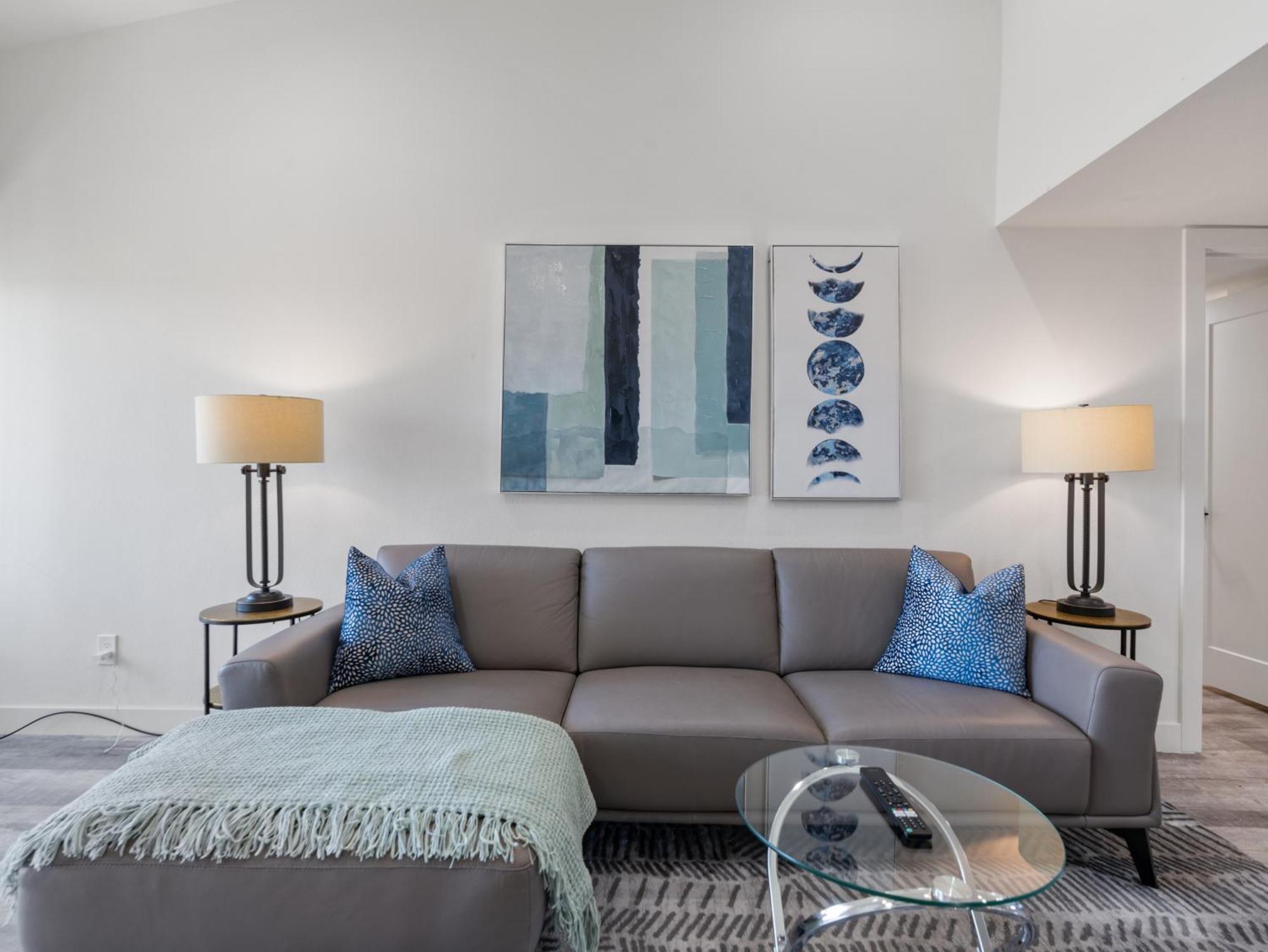 Luxuriant And Spacious 2br With Heated Pool *