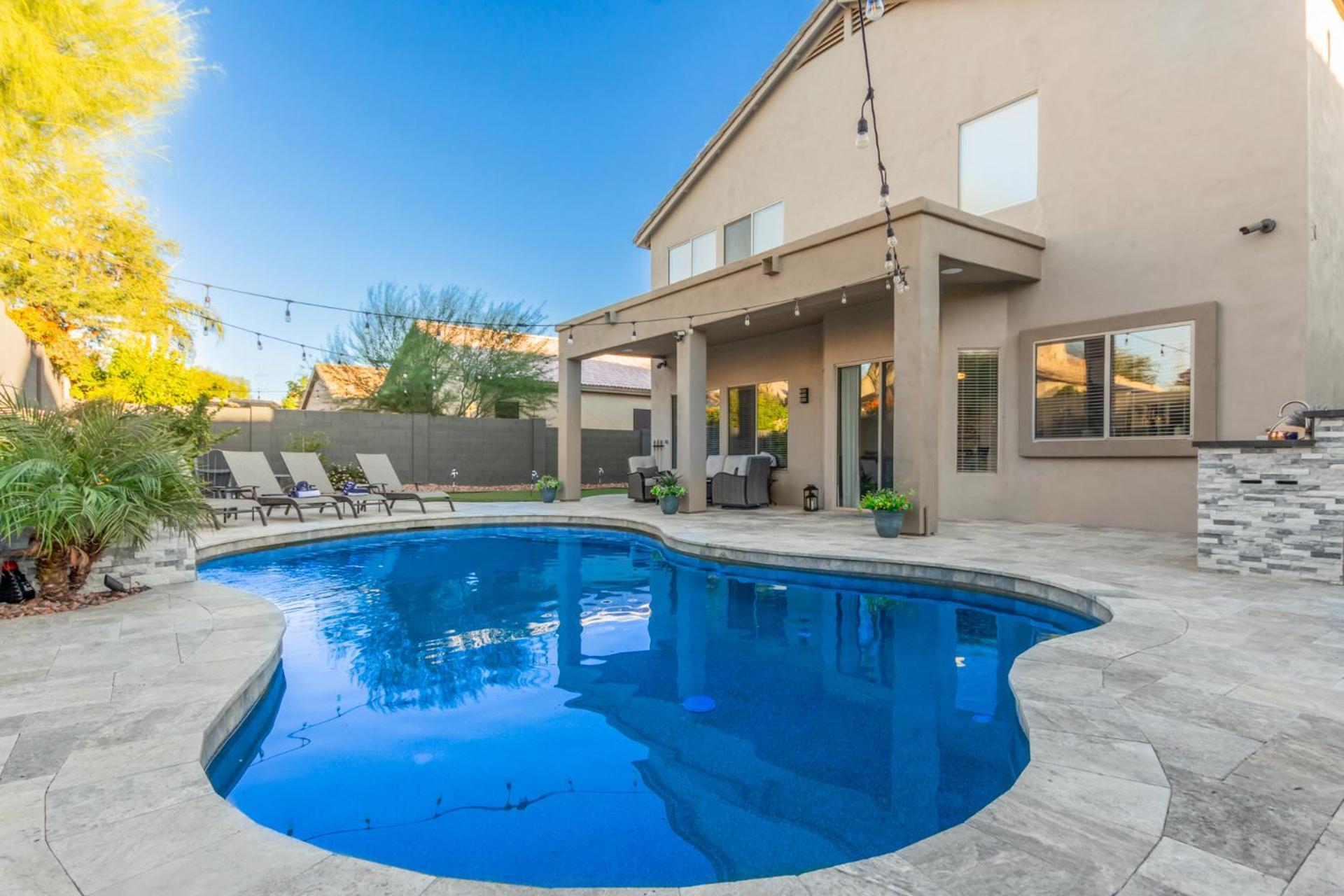 Luxury Homestyle Getaway Wpool, Gym, & Office Holiday home *